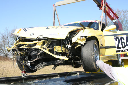 Der Schaden an der Fahrzeugfront ist sehr komplex